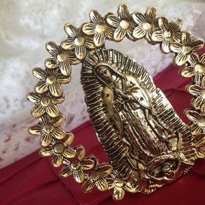 Free standing  Virgin Of Guadalupe Medallion with Flowers  / Medallon Virgen De Guadalupe Rodeada De Flores Para Mesa /