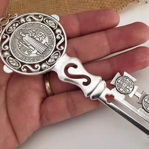 Grote gebeeldhouwde geoxideerde zilveren Toon Sint-Benedictus sleutel religieuze medaille/Llave con medalla de San Benito terminado op Plata Antigua 5"