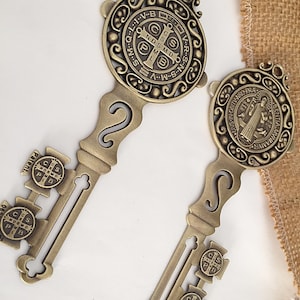 60 Gran tono de latón esculpido St Benedict Key Religious Medal 5" Llave De San Benito en Tono Bronce 5"