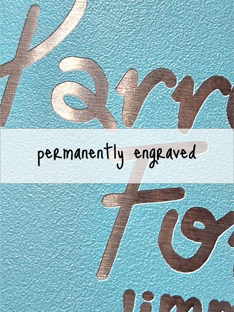 Puede incluir: Primer plano de una superficie azul con las palabras "permanently engraved" en blanco. Las palabras "Farm" y "For" est&aacute;n grabadas en plata en la superficie.