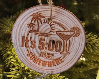 Adorno navideño: rebanada de madera natural "Son las 5 en punto en algún lugar" con las fechas de Jimmy grabadas. Canción de Jimmy Buffett. cabezas de loro