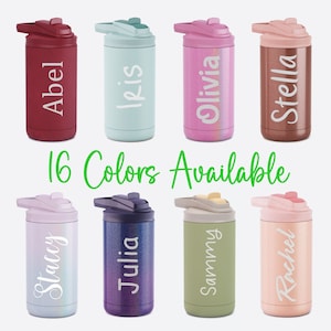 Puede incluir: Ocho botellas de agua de acero inoxidable personalizadas con tapas de diferentes colores y nombres en ellas. Las botellas son todas del mismo tama&ntilde;o y forma. El texto "16 colores disponibles" est&aacute; escrito debajo de las botellas.