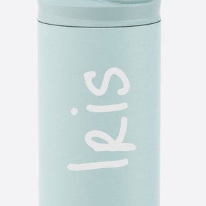 Puede incluir: Una botella de agua reutilizable de color azul claro con una inscripci&oacute;n blanca que dice "Iris".