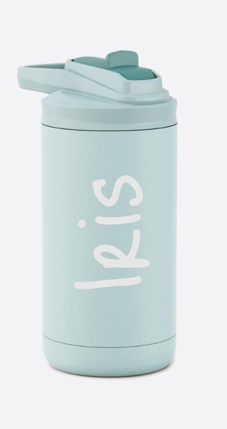 Puede incluir: Una botella de agua reutilizable de color azul claro con una inscripci&oacute;n blanca que dice "Iris".