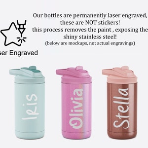 Puede incluir: Tres botellas de agua de acero inoxidable con diferentes acabados de color y nombres personalizados: Iris, Olivia y Stella. Las botellas est&aacute;n grabadas con l&aacute;ser, lo que elimina la pintura para revelar el acero inoxidable brillante.