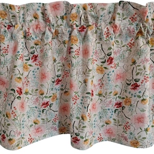 Op de afbeelding: Bloemenvalance met een herhalend patroon van roze, rode, gele en blauwe bloemen en groene bladeren op een witte achtergrond. De stof is aan de bovenkant geplooid, waardoor zachte plooien ontstaan. Het ontwerp doet denken aan een lentetuin.
