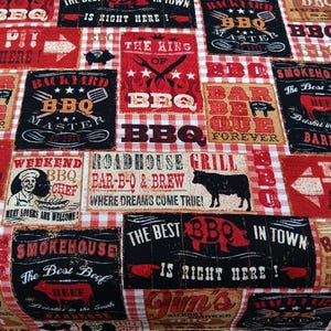 Puede incluir: Tela a cuadros rojos y blancos con un patrón repetido de letreros negros y blancos con varios textos relacionados con la barbacoa. Los letreros incluyen "Backyard BBQ Master", "The King of BBQ", "Roadhouse Grill Bar-B-Q & Brew", "Smokehouse The Best Beef" y "The Best BBQ in Town".