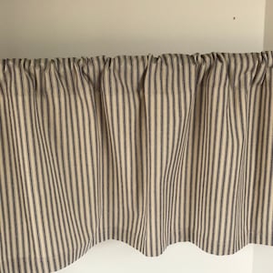 Valance blu navy e crema avorio ticchettatura trattamento finestra personalizzato stile fattoria