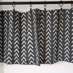 Tessuto di cotone con motivo a manto in fango, colore nero inchiostro con frecce bianche, 53&quot;L x 14&quot;L