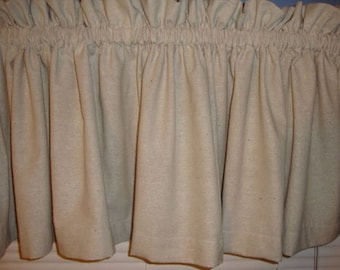 Pode incluir: Uma valance branca com babados e uma borda superior franzida. A valance é feita de um tecido leve e tem um design simples e clássico.