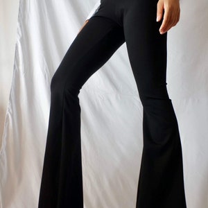 Puede incluir: Pantal&oacute;n negro acampanado de cintura alta. El pantal&oacute;n est&aacute; hecho de una tela el&aacute;stica y tiene una pierna ancha.