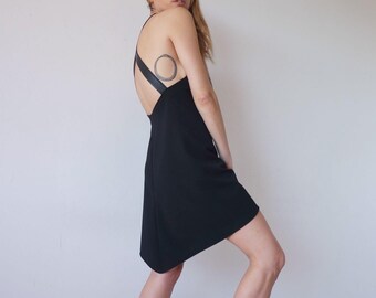 NAZZY DRESS Collection Permanente, mini robe noire, dos nu, robe femme sexy, faite à la main, crêpe et faux cuir, robe courte