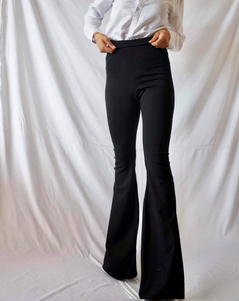 Puede incluir: Pantal&oacute;n negro de tiro alto acampanado.