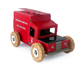 Solar powered cardboard car toy - Autogami red fire truck