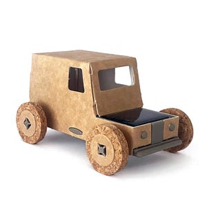 Modelo de coche solar. Colección WORLD. Autogami. Cuatro modelos de cartón y corcho, con base solar recargable.