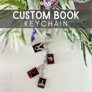 Spersonalizowany brelok z miniaturową zawieszką w kształcie książki i spersonalizowanym inicjałem – ręcznie robiony prezent o tematyce książkowej dla czytelnika, miłośnika książek i miłośnika czytania