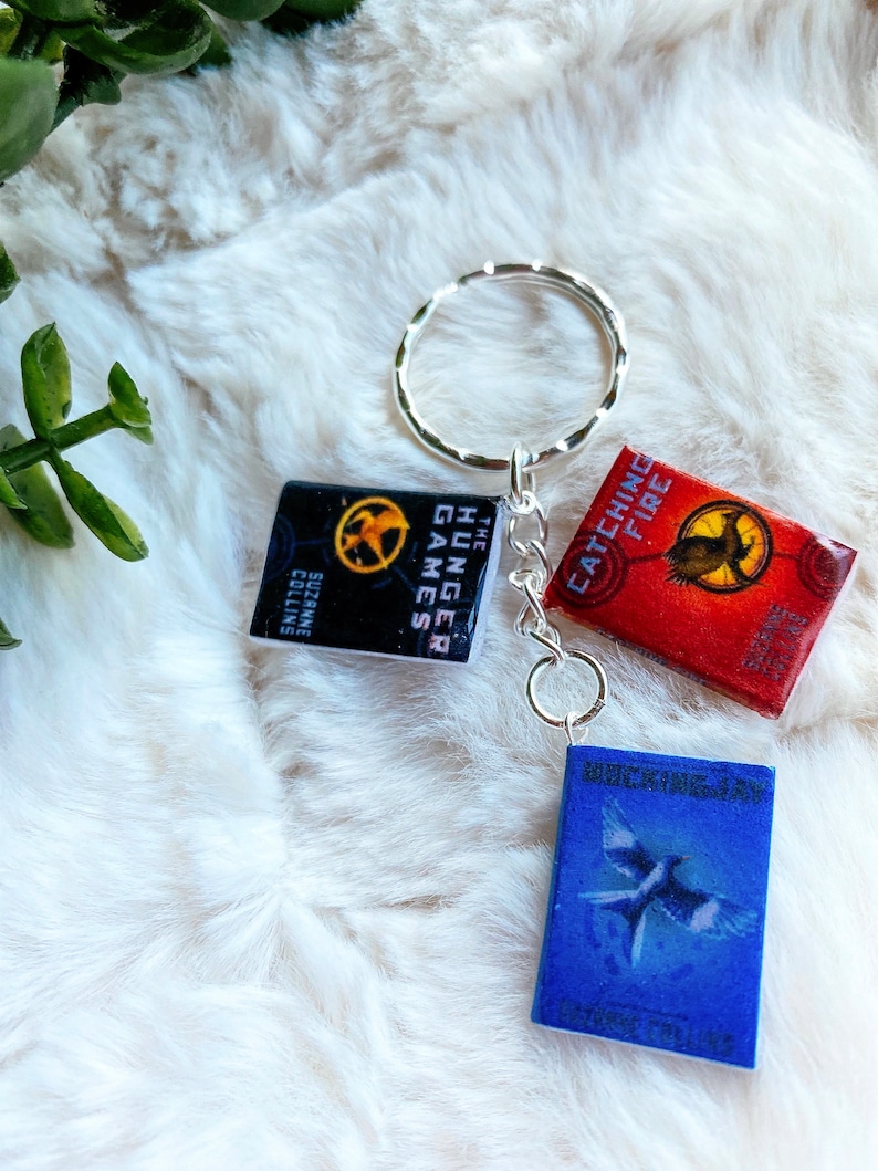 Custom Miniature Book Keychain With Mini Personalized Book Charms Book Lover Gift for Bookworm Keychain Bookish Gift Keychain Book Author imagem 4