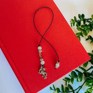 Marcapáginas de hilo con dije de dragón: regalo de fantasía hecho a mano con cuentas de plata para lectores.