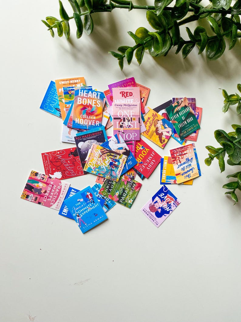 Puede incluir: Una colecci&oacute;n de portadas de libros en miniatura con varios t&iacute;tulos y autores. Las portadas son coloridas y presentan una variedad de dise&ntilde;os, que incluyen patrones florales, formas geom&eacute;tricas e ilustraciones. Algunos de los t&iacute;tulos incluyen "Heart Bones", "Red, White & Royal Blue", "The Roommate Experiment" y "The Seven Husbands of Evelyn Hugo".