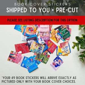 Puede incluir: Una colecci&oacute;n de 49 pegatinas de portada de libro precortadas que presentan varios t&iacute;tulos y dise&ntilde;os de libros. Las pegatinas est&aacute;n dispuestas sobre una superficie blanca. "Tus 49 pegatinas de libro llegar&aacute;n exactamente como se muestra en la imagen, solo con tus opciones de portada de libro." est&aacute; escrito en la parte inferior de la imagen.