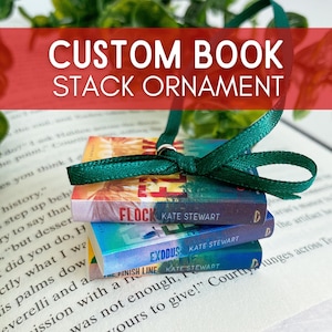 Ornement de pile de livre personnalisé | Cadeau personnalisé pour amoureux des livres | Ornement de dos de livre fait main avec 2-8 livres | Décoration de Noël livresque