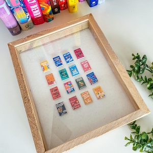 Mini caja expositora de libros para amantes de la lectura, decoración del hogar o la oficina, con año personalizado en libros, regalo para ratones de biblioteca.