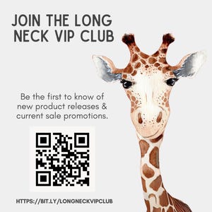 Puede incluir: Una ilustraci&oacute;n de acuarela de la cabeza de una jirafa con un cuello de patr&oacute;n marr&oacute;n y blanco. El texto "JOIN THE LONG NECK VIP CLUB" est&aacute; en la parte superior de la imagen. Debajo de la jirafa hay un c&oacute;digo QR y el texto "HTTPS://BIT.LY/LONGNECKVIPCLUB".