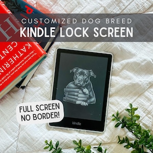 Puede incluir: Una ilustración en blanco y negro de un perro con una pila de libros en un lector electrónico Kindle. El texto "KINDLE LOCK SCREEN" y "CUSTOMIZED DOG BREED" está en la parte superior de la imagen. El texto "FULL SCREEN NO BORDER!" está en la parte inferior de la imagen.