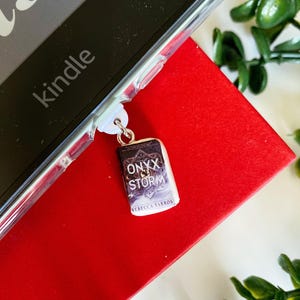 Mini abalorio de libro personalizado para Kindle Ereader, tapón antipolvo con letra personalizada para regalo de libros para lectores, ratones de biblioteca y bibliófilos, accesorio para teléfono