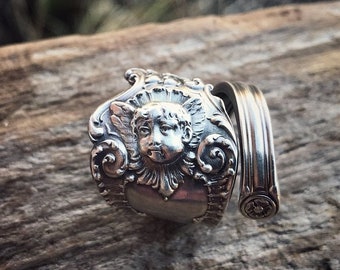 Anillo de cuchara de plata de ley con querubín de 1895