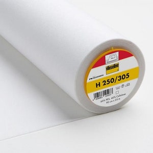 Puede incluir: Un rollo blanco de tejido de entretela Vlieseline H 250/305. La etiqueta es amarilla con texto negro e indica que el tejido es 60% poliéster y 40% celulosa. El rollo mide 90 cm por 25 m.