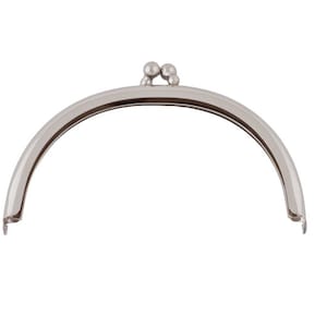 Könnte beinhalten: Silberfarbener Handtaschenrahmen mit abgerundetem Oberteil und zwei kleinen Dekorkugeln. Der Rahmen ist für eine Handtasche oder Clutch konzipiert.