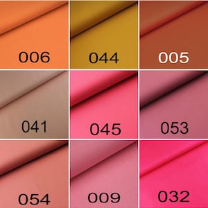 Puede incluir: Una cuadr&iacute;cula de nueve muestras de tela en varios colores, cada una etiquetada con un n&uacute;mero: 006 naranja, 044 mostaza, 005 terracota, 041 beige, 045 rosa intenso, 053 malva, 054 salm&oacute;n, 009 rosa viejo y 032 rosa brillante. Plegadas.