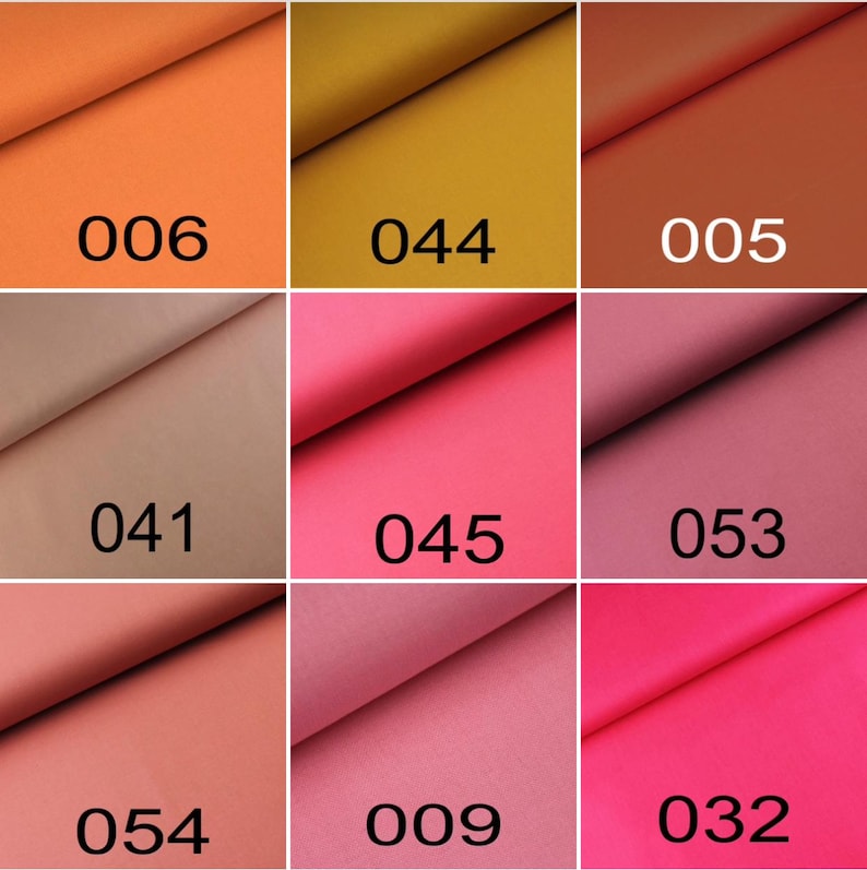 Puede incluir: Una cuadr&iacute;cula de nueve muestras de tela en varios colores, cada una etiquetada con un n&uacute;mero: 006 naranja, 044 mostaza, 005 terracota, 041 beige, 045 rosa intenso, 053 malva, 054 salm&oacute;n, 009 rosa viejo y 032 rosa brillante. Plegadas.