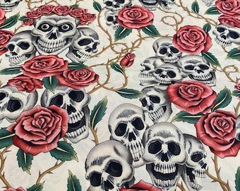 Tissu en coton Alexander Henry avec des têtes de mort et des roses