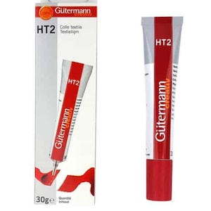Peut inclure: Un tube rouge de colle textile Gütermann Creativ HT2, avec une étiquette blanche et le texte "HT2" imprimé en noir. Le tube est de 30 grammes et est emballé dans une boîte blanche avec des accents rouges.