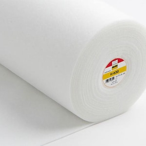 Peut inclure: Un rouleau de tissu d'entoilage blanc avec une étiquette indiquant "H 630".