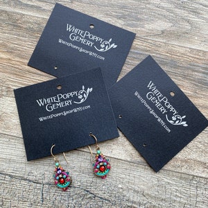 Cartões de brinco pretos, tinta branca preta, estoque de joias personalizadas, cartão de brinco de argola, costas de brinco penduradas, embalagens de joias, cartões de varejo