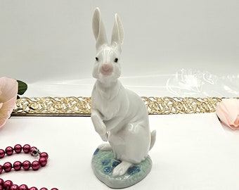 Lladro porcelain bunny rabbit fine glossy vintage number 5886 made in spain in mint condition an adorable rabbit!