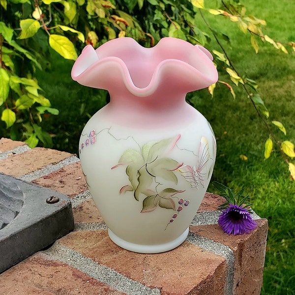 Fenton Art Glass Birman Lotus Mist 95e anniversaire Vase Sticker original peint à la main par l'artiste, signé et numéroté, papillon réactif aux UV !