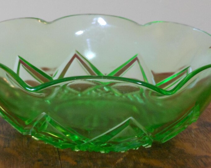 Vintage Hazel Atlas Green Glass Diamond-Pattern Bowl