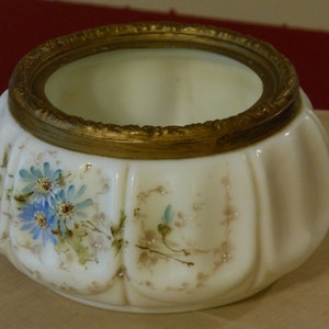 Antique Wavecrest C.F. Monroe Meriden, Connecticut Porcelain Powder Jar image 2