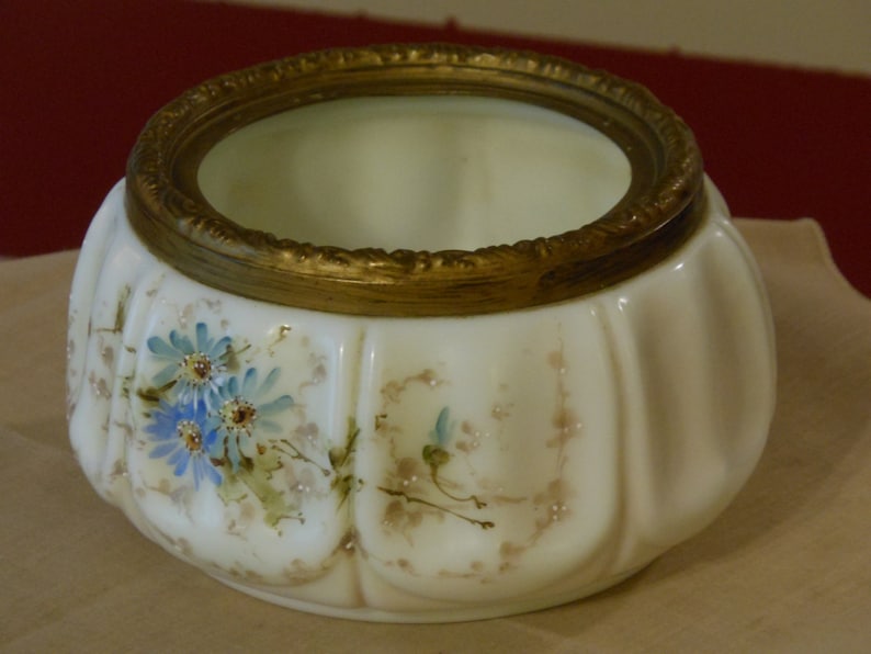 Antique Wavecrest C.F. Monroe Meriden, Connecticut Porcelain Powder Jar image 2