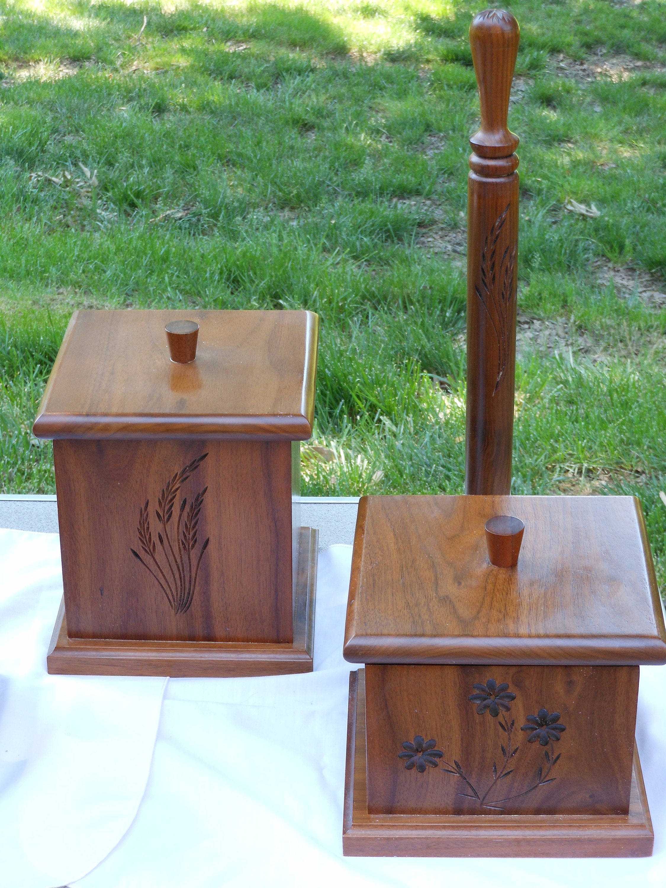 Wood Whittlers Four Canister and Towel Rod Set (9 pieces)