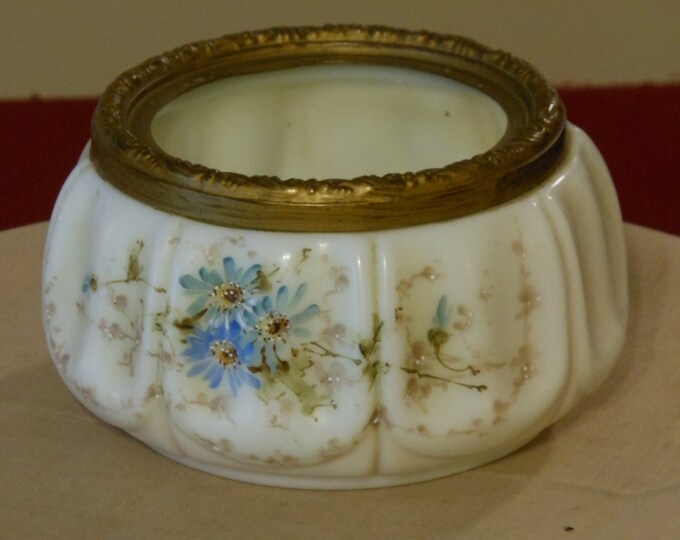 Antique Wavecrest C.F. Monroe Meriden, Connecticut Porcelain Powder Jar