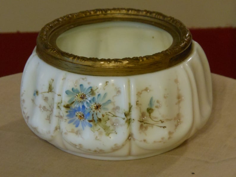 Antique Wavecrest C.F. Monroe Meriden, Connecticut Porcelain Powder Jar image 1