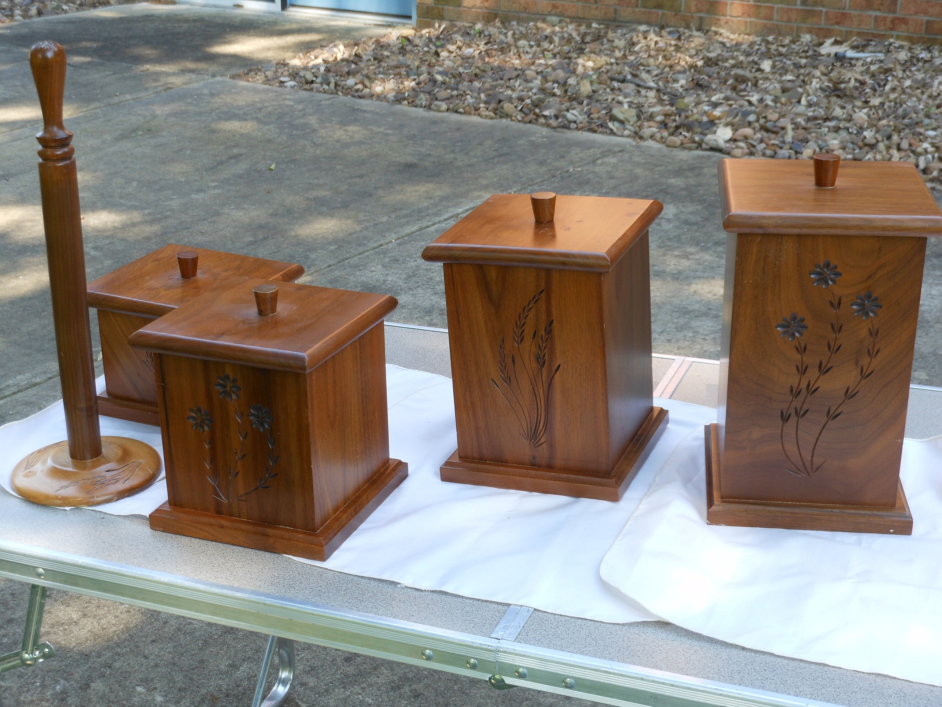 Wood Whittlers Four Canister and Towel Rod Set (9 pieces)