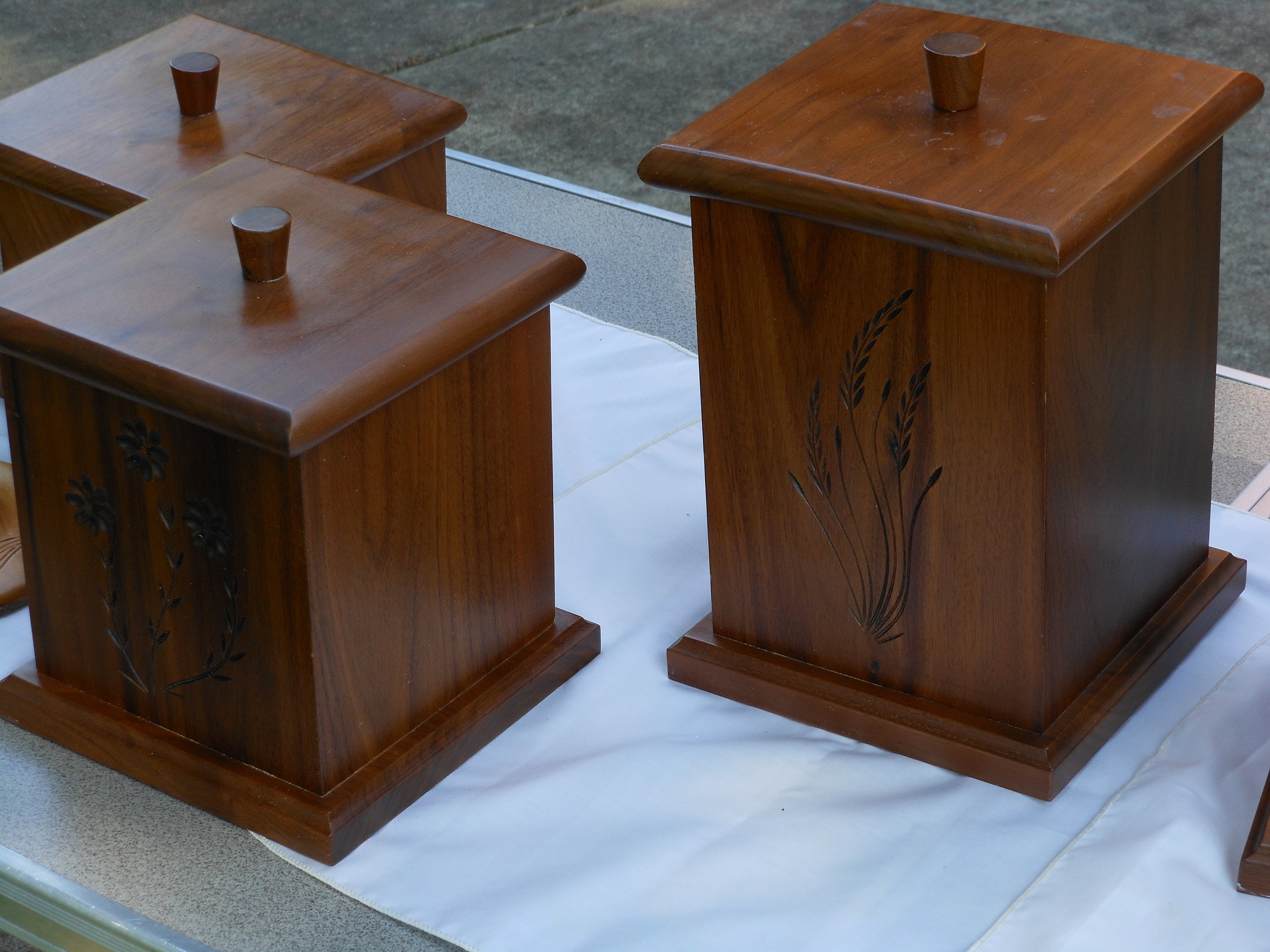 Wood Whittlers Four Canister and Towel Rod Set (9 pieces)