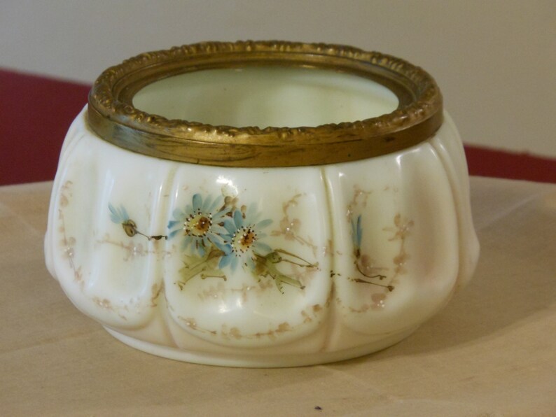 Antique Wavecrest C.F. Monroe Meriden, Connecticut Porcelain Powder Jar image 4