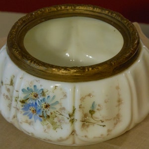 Antique Wavecrest C.F. Monroe Meriden, Connecticut Porcelain Powder Jar image 5